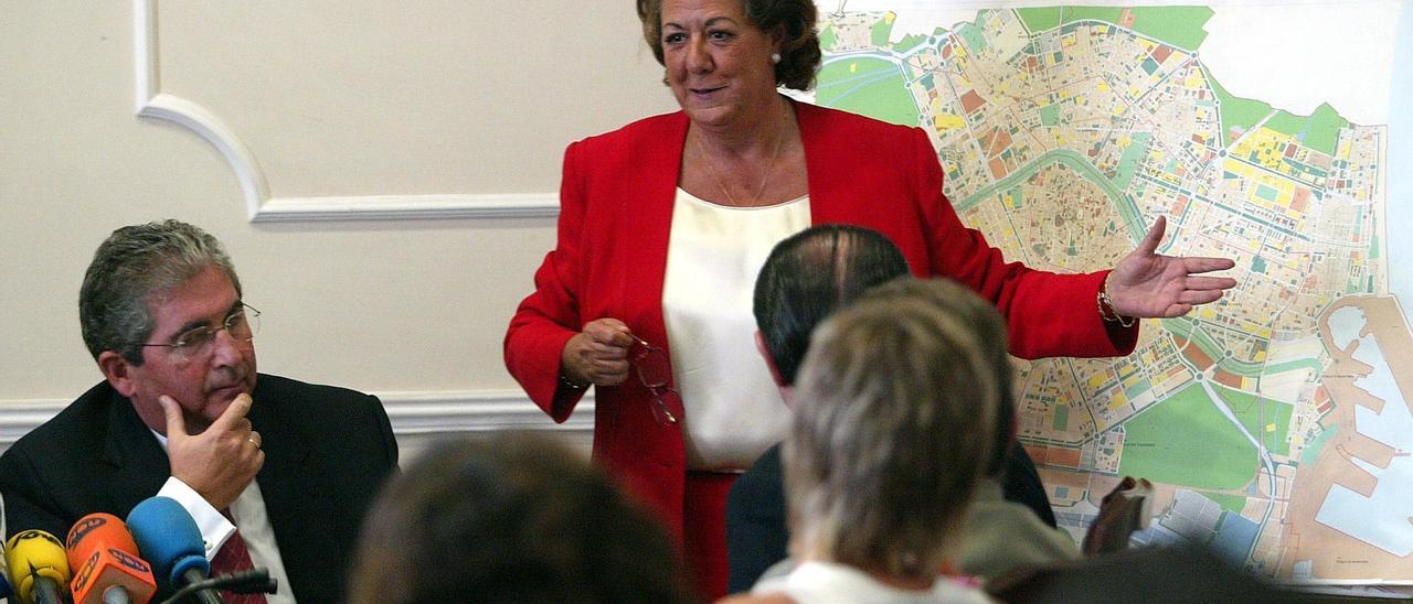 Rita Barberá durante la presentación del convenio entre el Ayuntamiento de València y CLH en 2005.