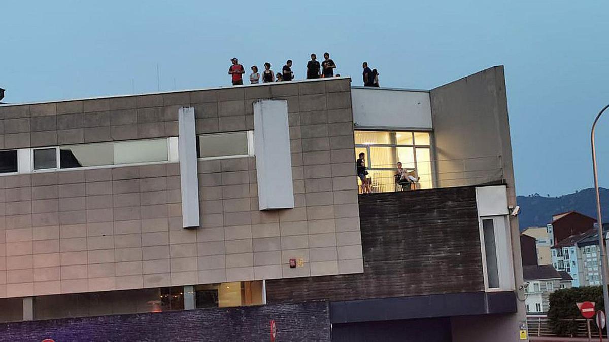 Personas viendo el rally desde el techo del edificio policial el pasado fin de semana.  | // FDV