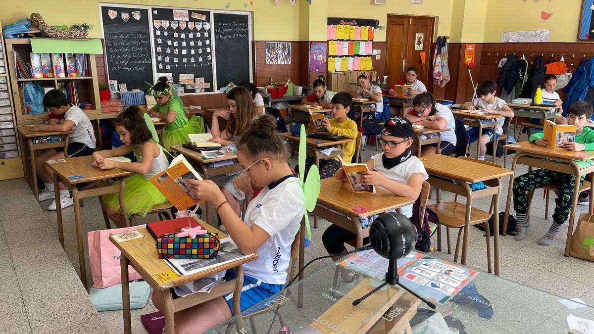 El alumnado de 5º de Ep del Colegio Virxe Milagrosa de Bueu se disfrazó de PeterPan para celebrar el Día del Libro.