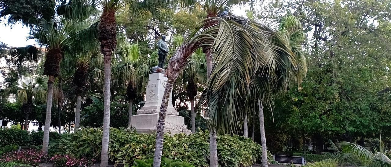 Monumento Comandante Benítez en el Parque, con la palmera cabizbaja.