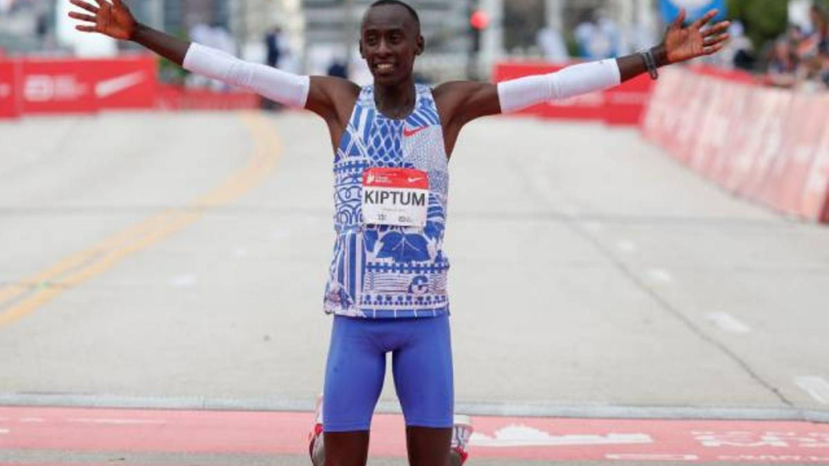 Kiptum celebra su Récord del Mundo en Chicago