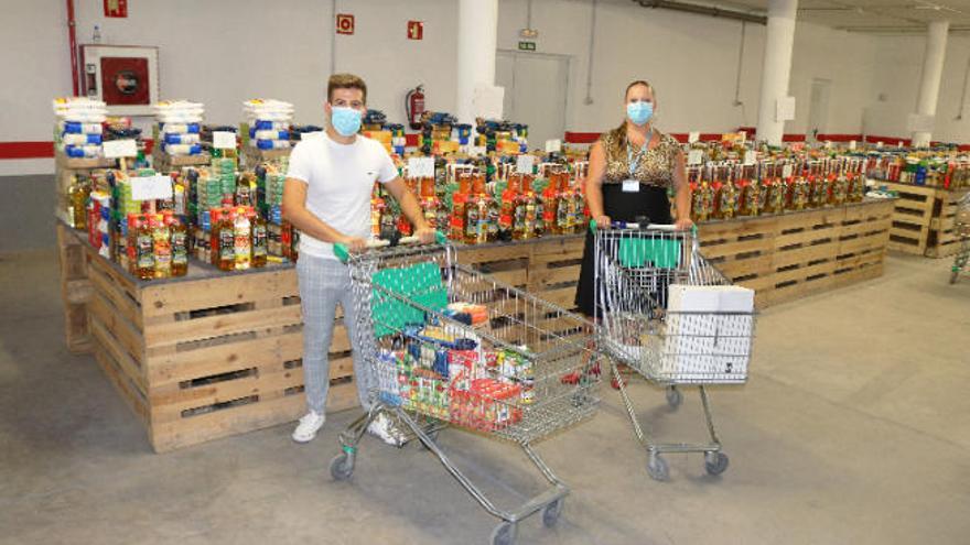 David Cabrera y Olga Jorge, concejales en el Banco de Alimentos.