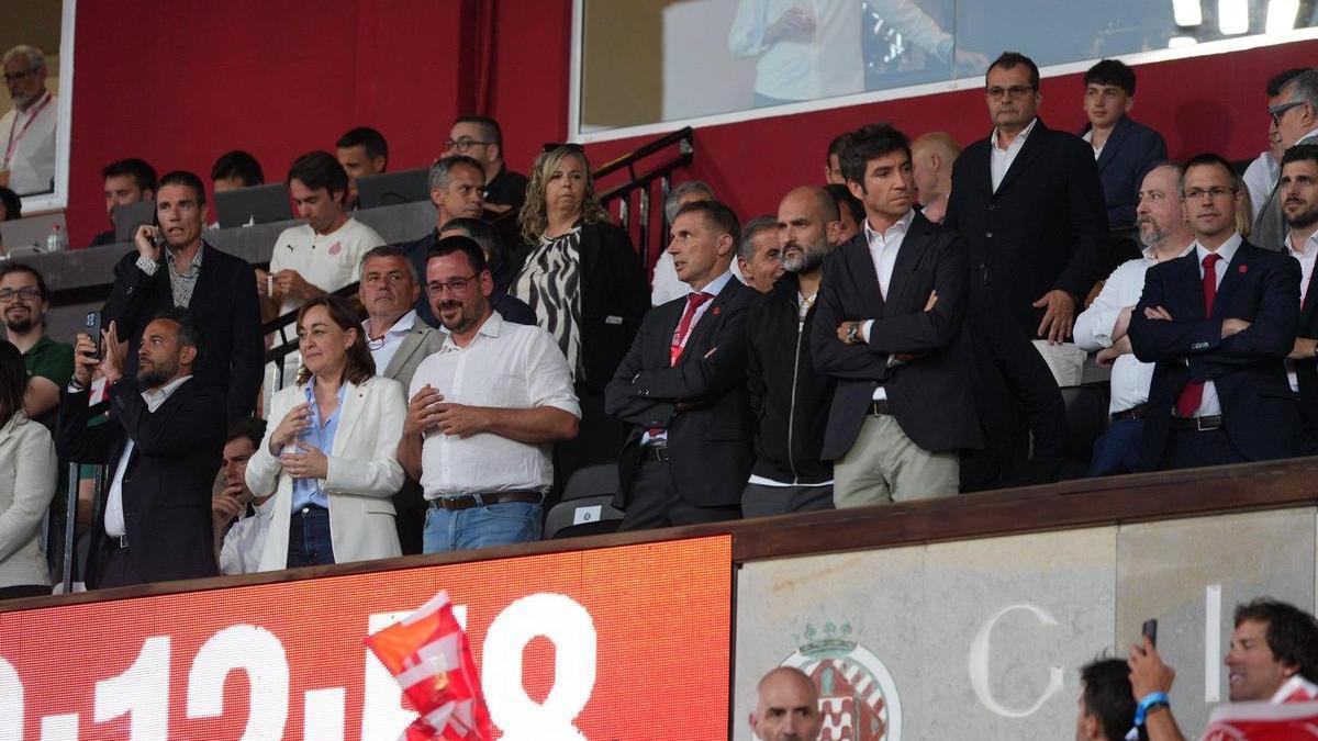 Delfí Geli, amb Lluc Salellas i Pere Guardiola al costat, dissabte a la llotja de l'estadi
