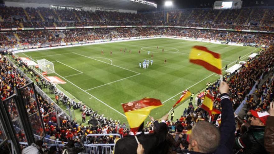 La Rosaleda, que rozó el lleno, vibró con el equipo nacional.