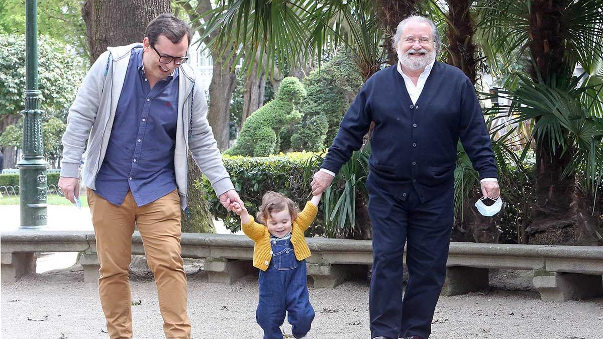 Mauro Picatoste, su pequeña Lola y su padre Julio Picatoste en la Alameda de Vigo.