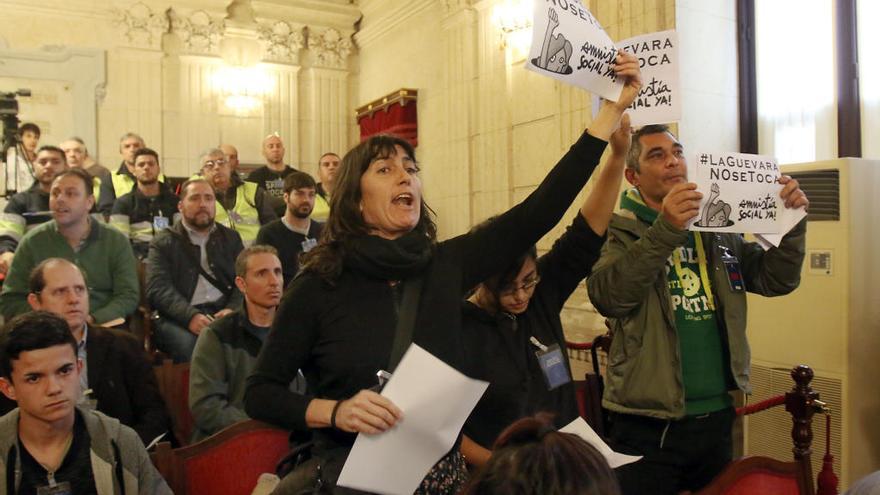 Miembros de la Policía Local,  a instancias del alcade, desalojaron de la sala de plenos, sin ningún tipo de incidentes ni alboroto, a un grupo de activistas sociales que en un momento determinado lanzaron gritos y esgrimieron carteles en defensa de las personas que están viviendo de manera precaria en algunos corralones de la ciudad y en donde se han constituido en comunas de trabajo. Se trata de las corralas de Las Guevara, Las Luchadoras, la Comunidad de la Esperanza o La Suerte, constituida en su mayor parte por mujeres que defienden la necesidad de un lugar donde vivir y criar a sus hijos.