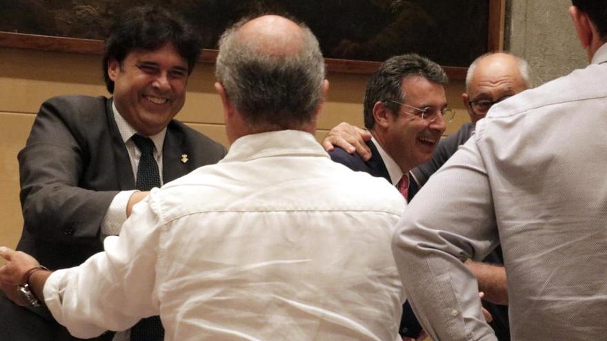 Pere Vila i Miquel Noguer rebent felicitacions de diputats de la Diputació de Girona