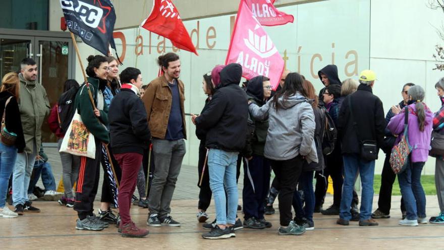 Concentració a l&#039;exterior del Palau de Justícia el passat 25 de febrer