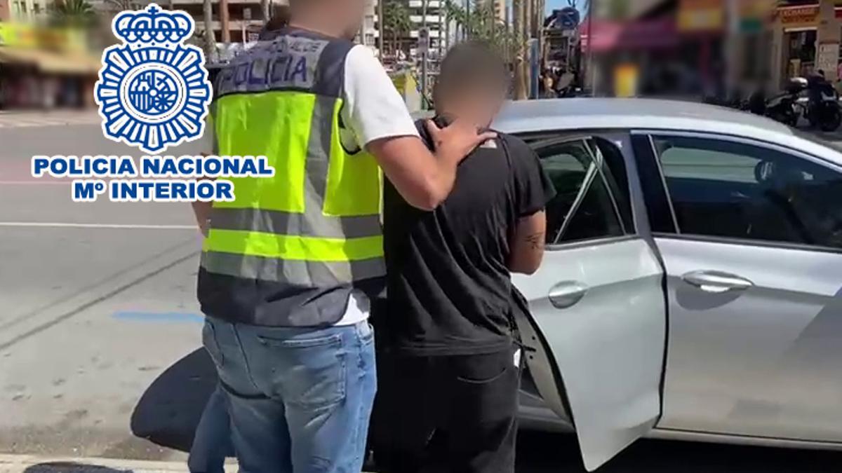 La Policía traslada a uno de los detenidos en Benidorm.