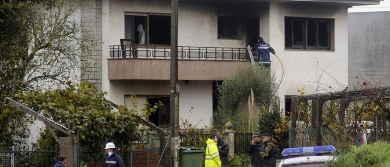 Agentes de Guardia Civil y otros efectivos, en la casa siniestrada el 29 de octubre de 2010. // Bernabé/J.Lalín