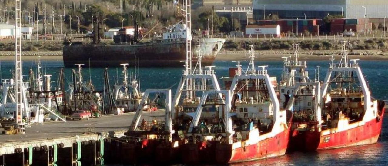 Buques fresqueros y tangoneros, atracados en el muelle Storni de Puerto Madryn. // El Patagónico