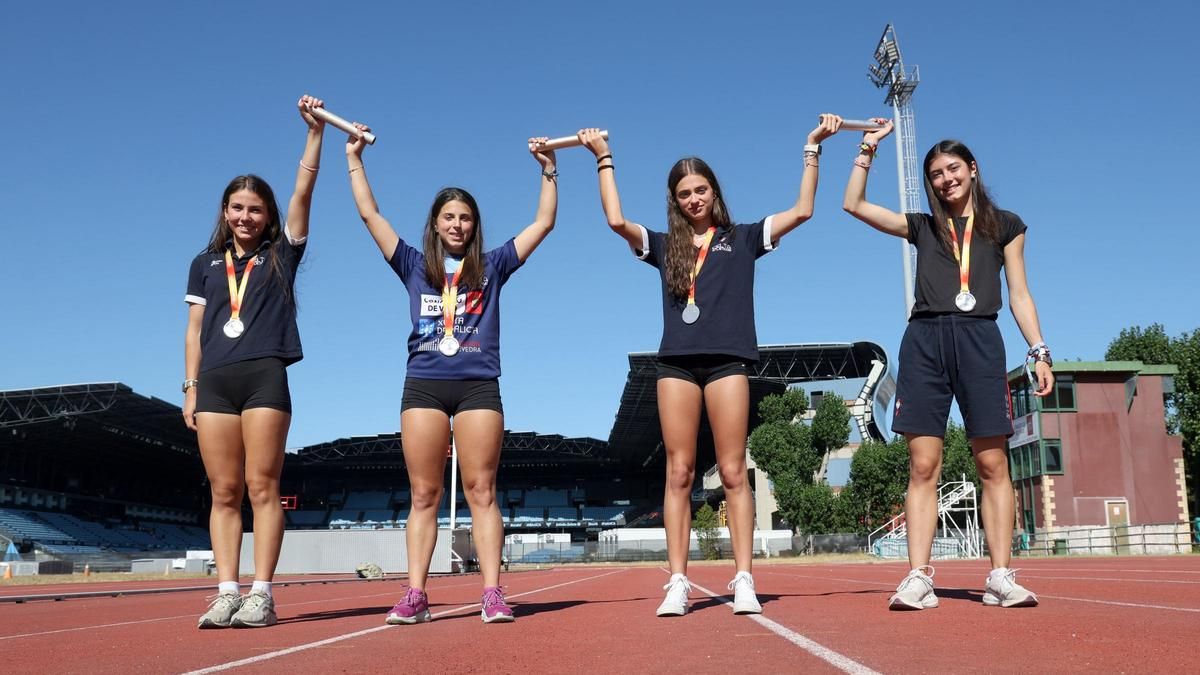 Valeria González, Daniela Castro, Marta Camaño y Candela Hermida, ayer en las pistas de Balaídos.