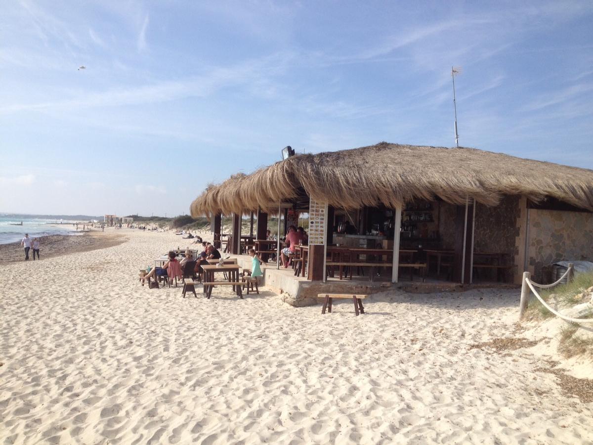 Uno de los antiguos chiringuitos de la playa de es Trenc