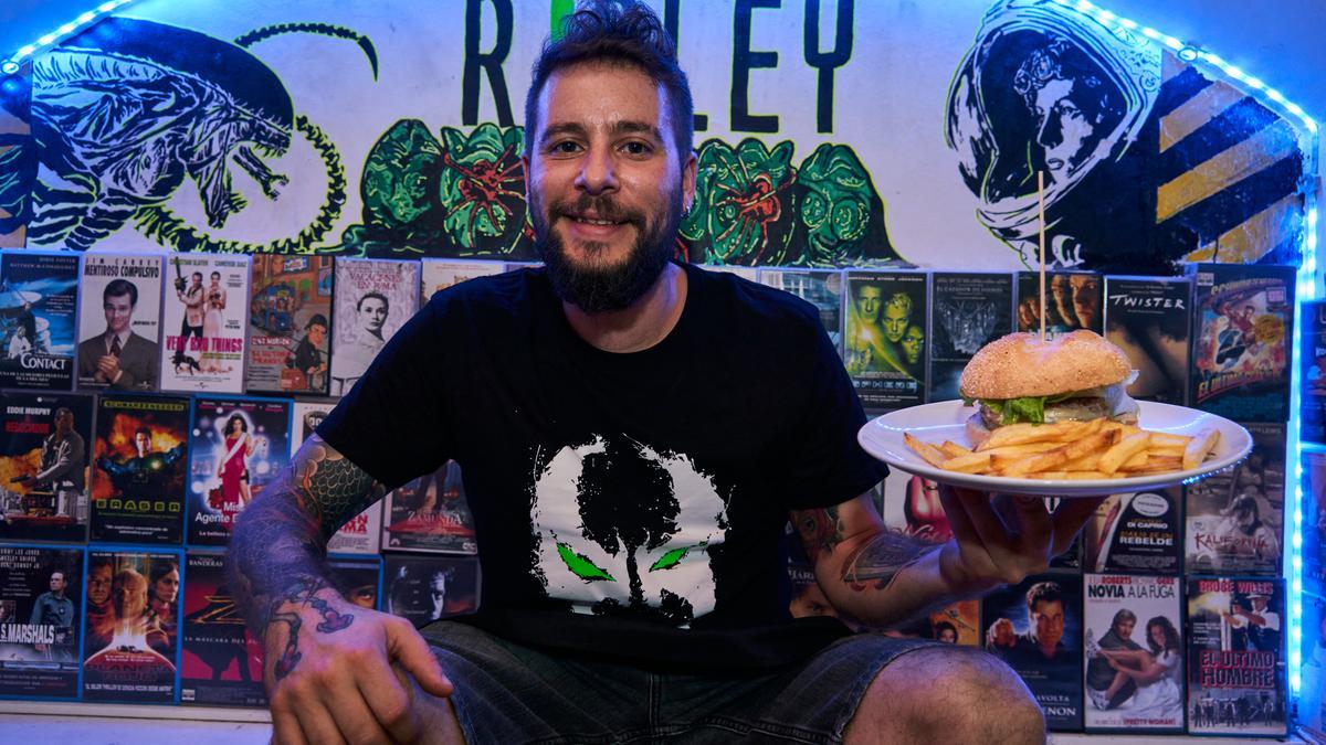 En la plaza Mayor, y con una decoración de cine,  Oliver Martín y Alejandro Palacio llevan 6 años regentando &#039;Ripley&#039;, que ofrece creaciones tan singulares como la hamburguesa de Torta.