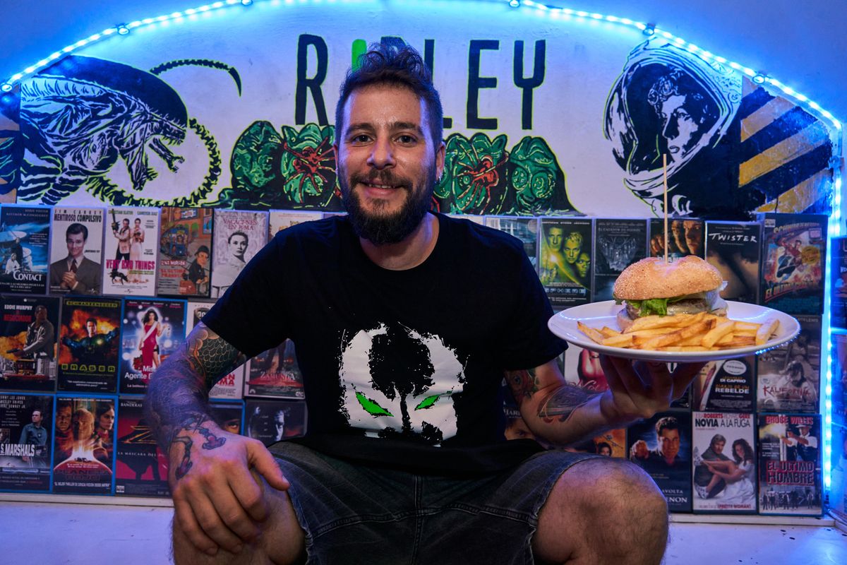 En la plaza Mayor, y con una decoración de cine,  Oliver Martín y Alejandro Palacio llevan 6 años regentando 'Ripley', que ofrece creaciones tan singulares como la hamburguesa de Torta.