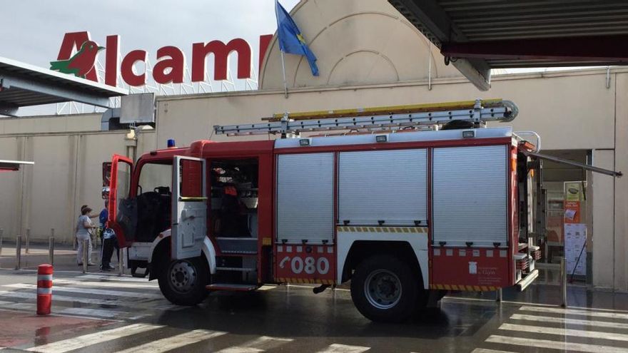 Un herido leve por un incendio en un centro comercial de Gijón