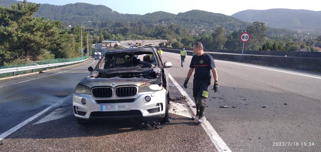Así quedó el BMW que se incendió en plena autopista