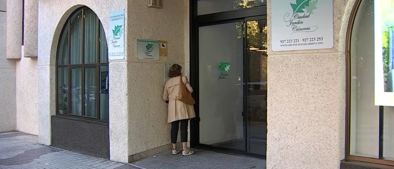 Imagen de la residencia de Cáceres en la que ha sido detenida la ex directora por un robo.