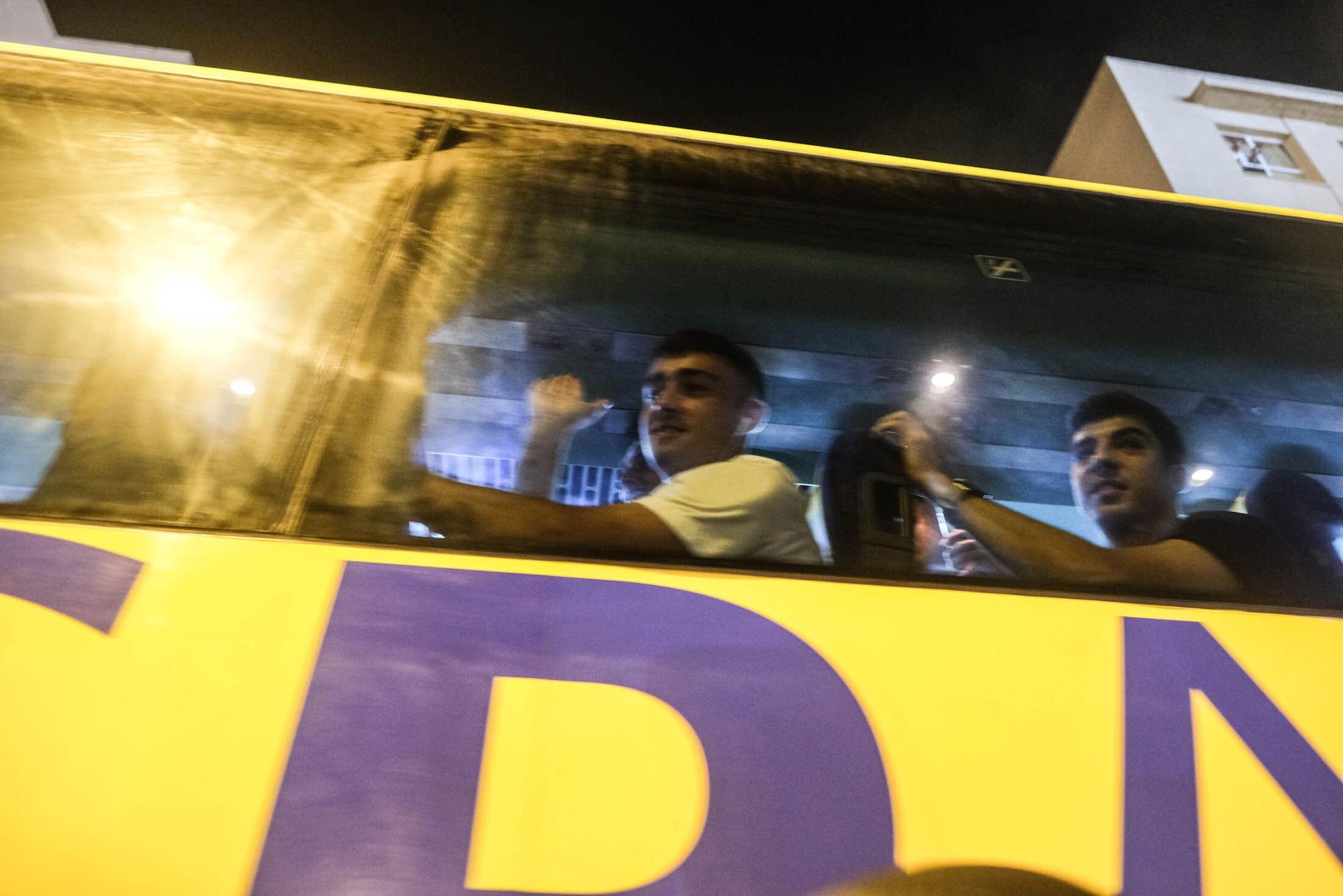 Los aficionados de la UD Las Palmas reciben la guagua con los jugadores antes del derbi