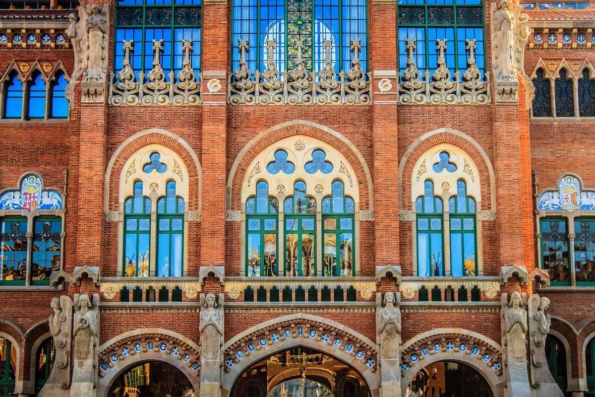 El Recinto Modernista de Sant Pau forma parte de la Barcelona modernista que aparece en numerosas obras literarias ambientadas en la ciudad.