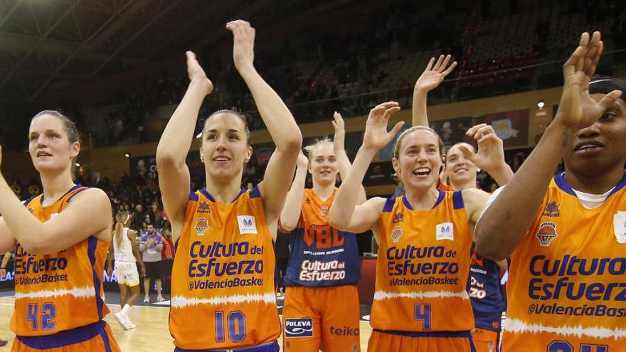 Las jugadoras del Valencia Basket celebran la victoria.