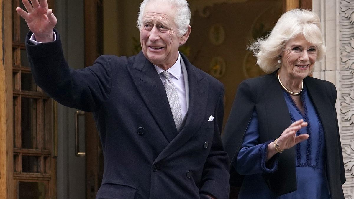 El rey Carlos de Inglaterra y su esposa, Camila, abandonan la clínica London, el pasado 29 de enero.