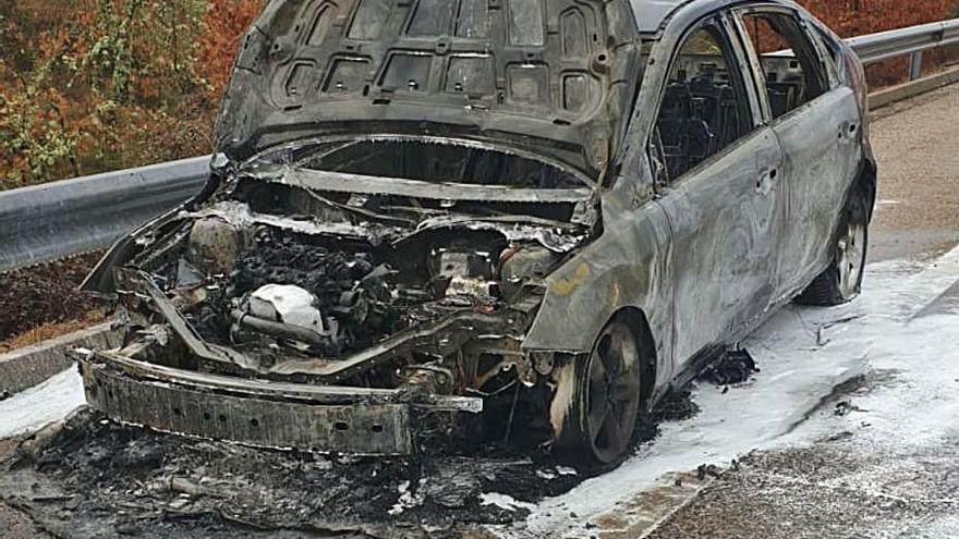Los bomberos de Rionegro apagan un coche en llamas en la autovía A-52