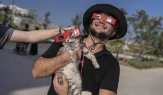 El primer eclipsi de la gata Boo