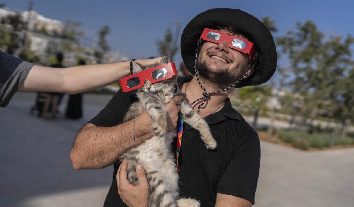 El primer eclipsi de la gata Boo