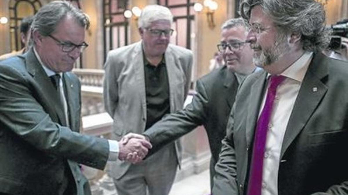 Artur Mas y Antoni Castellà (derecha), en los pasillos del Parlament, este jueves, 4 de junio.