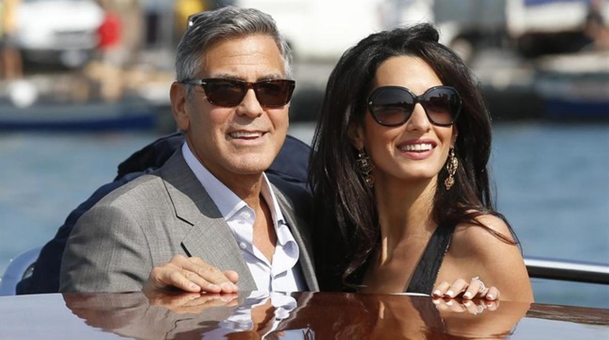 George Clooney y Amal Alamuddin llegan en Venecia, Italia, dónde contraerán matrimonio el próximo lunes. (AP / Luca Bruno)