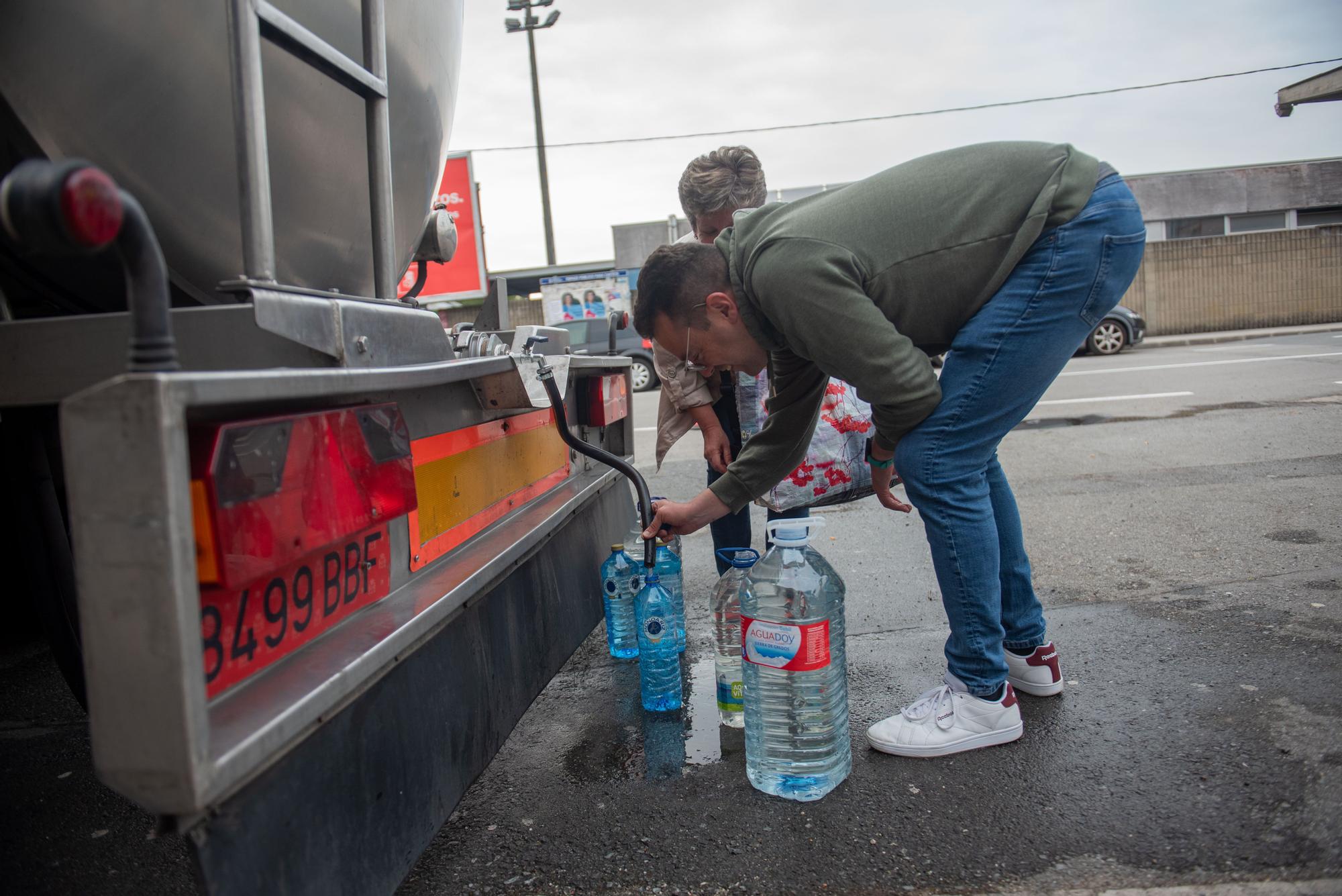 Betanzos fleta cisternas y reparte garrafas ante las restricciones de agua por la gastroenteritis