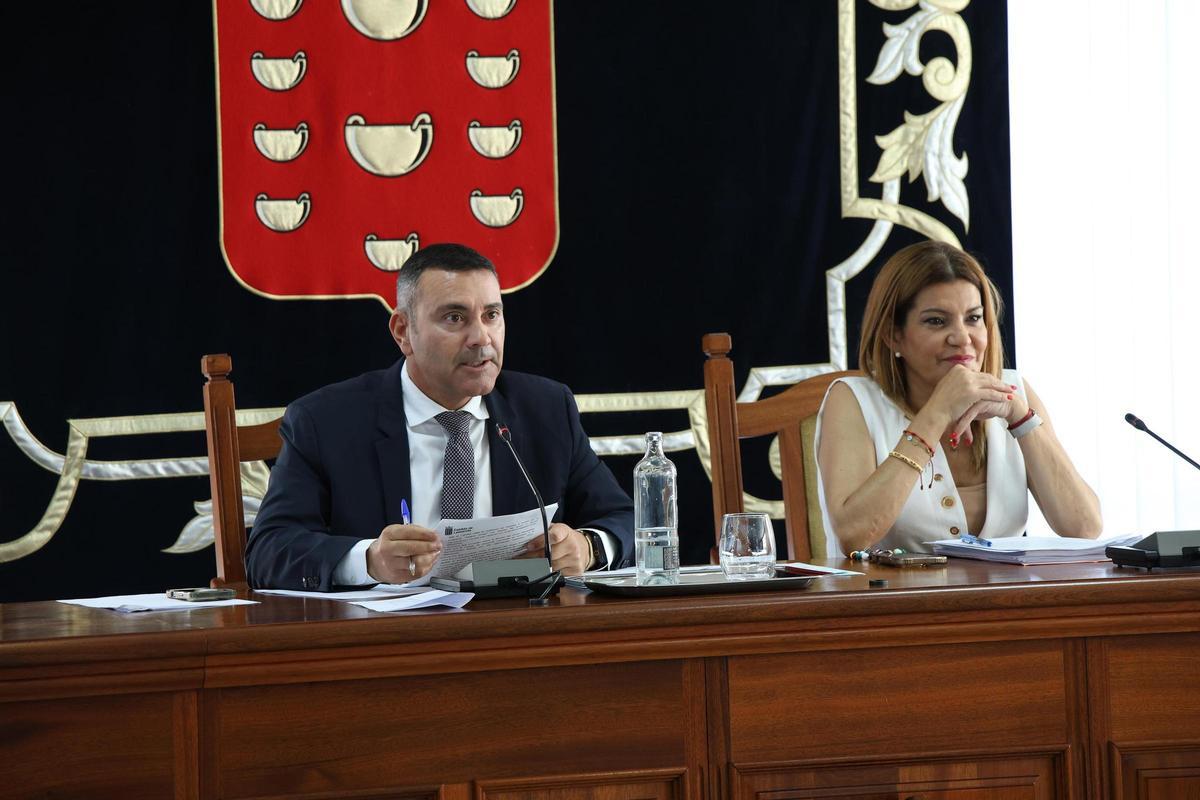 Oswaldo Betancort y María Jesús Tovar, en el Cabildo de Lanzarote.