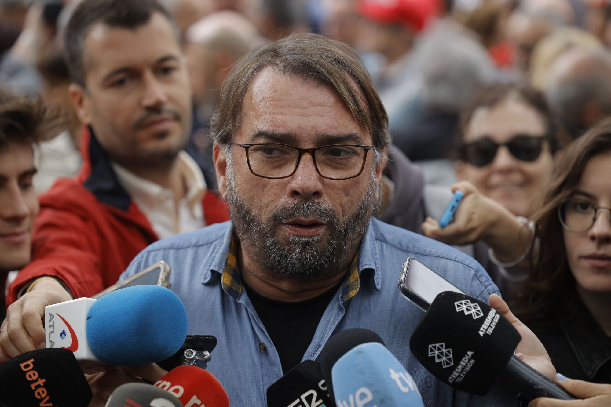 El secretario general de UGT de Catalunya, Camil Ros, ofrece declaraciones a los medios durante la manifestación por el Día del Trabajador, a 1 de mayo de 2025, en Barcelona, Catalunya (España). Los sindicatos UGT y CCOO han convocado hoy 1 de mayo, en más de 50 ciudades, a la ciudadanía a participar en los actos y manifestaciones para defender los derechos de las personas trabajadoras. El lema de este año es 'Proteger lo conquistado, ganar futuro' para persistir en que se cumpla el acuerdo para rebajar la jornada laboral hasta las 37,5 horas en 2025 y urgir a que se abra una mesa de diálogo social para reformar el despido en España. 01 MAYO 2025;TRABAJADOR;DERECHOS;BARCELONA;LABORALES Kike Rincón / Europa Press 01/05/2025. CAMIL  ROS;Kike Rincón;category_code_new;