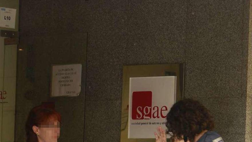 Agentes, en el acceso a la sede de la SGAE en Madrid. // Efe