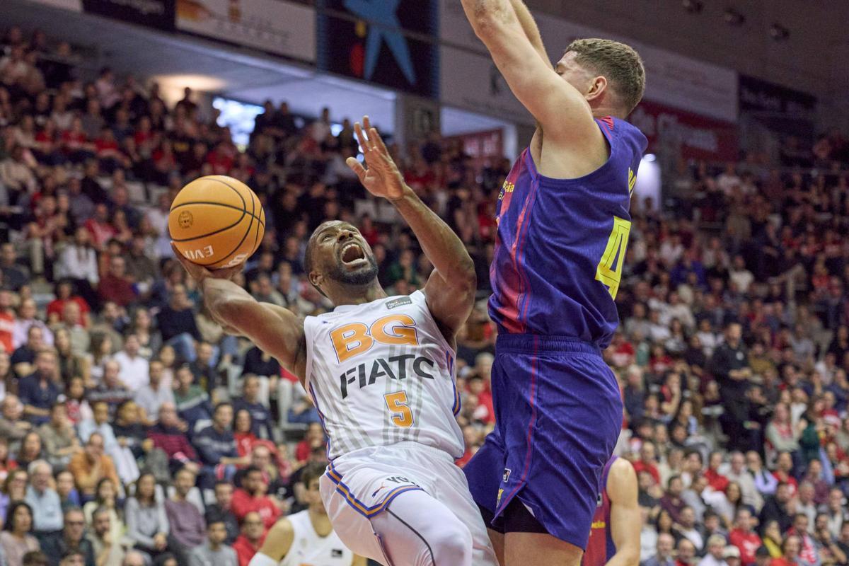 Needham intenta superar Parra