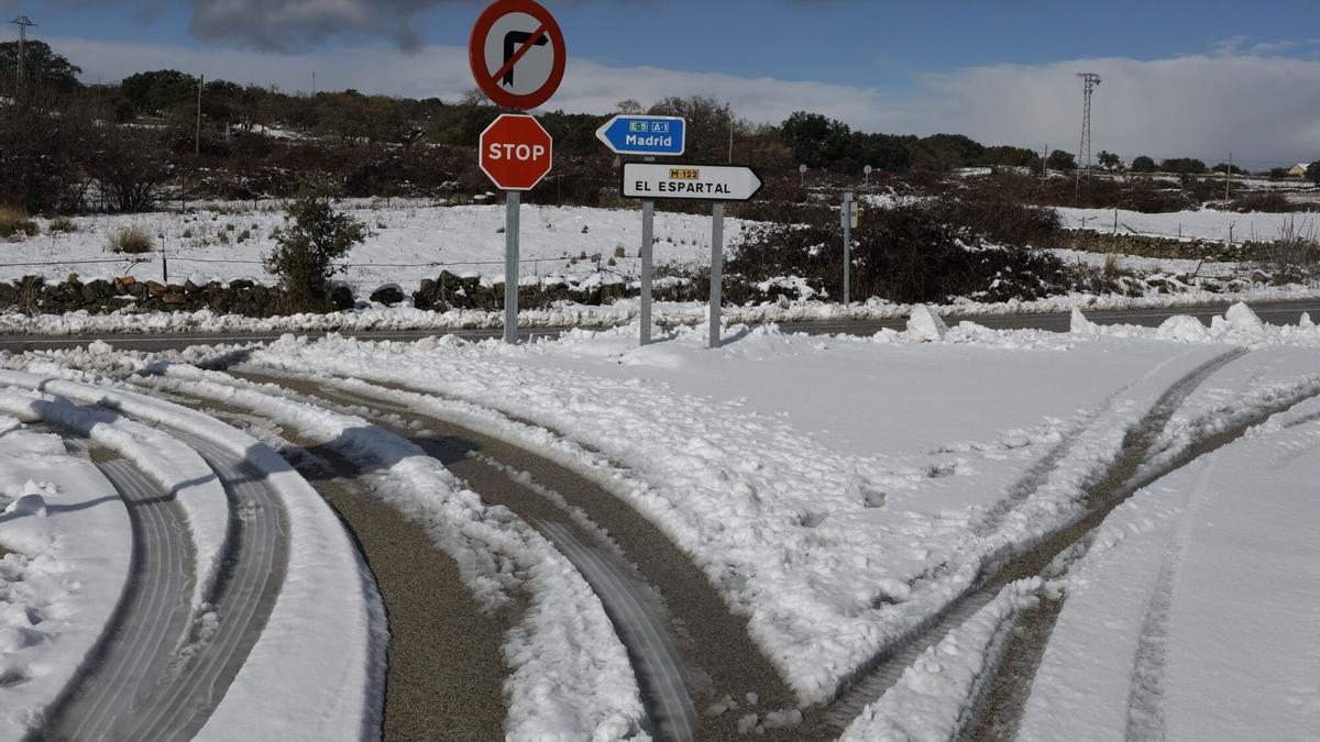 Nieve caída este miércoles a la altura de El Vellón (Madrid), tras el paso de la borrasca Kristin que ha dejado nevadas en varias zonas de la comunidad. EFE/ J.J.Guillen