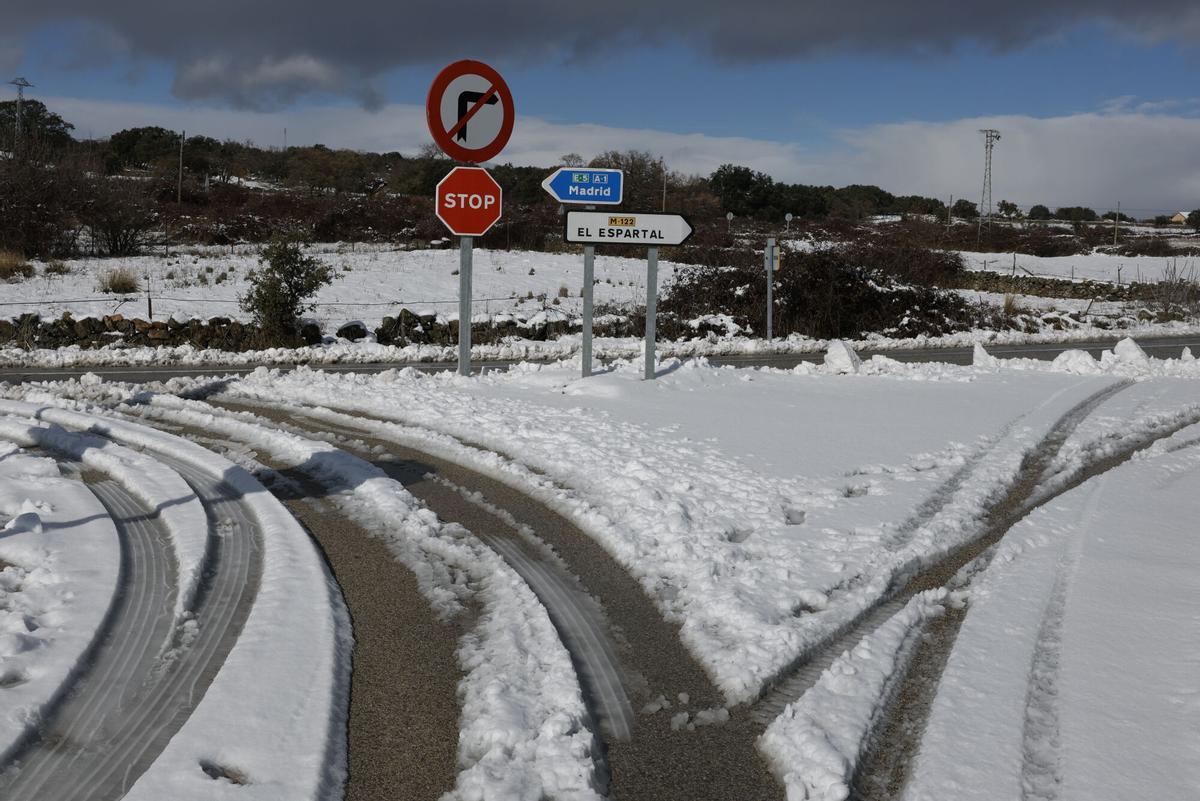 Nieve caída este miércoles a la altura de El Vellón (Madrid), tras el paso de la borrasca Kristin que ha dejado nevadas en varias zonas de la comunidad. EFE/ J.J.Guillen
