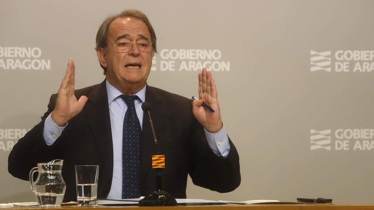 El consejero de Hacienda, Carlos Pérez Anadón, en la rueda posterior a la celebración del Consejo de Política Fiscal y Financiera, este miércoles en Madrid.