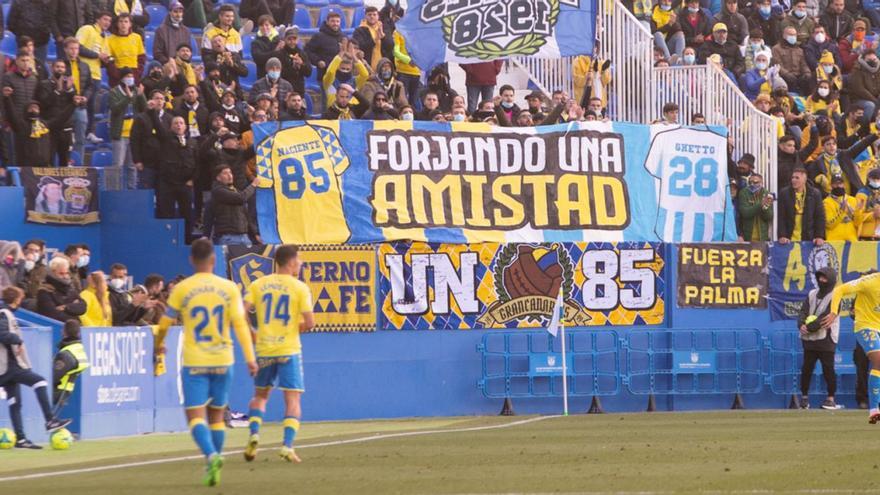 Tifo, globos y 500 amarillos de cumpleaños