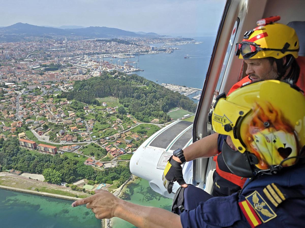 Un día en el «Pesca 1», el helicóptero de Gardacostas de Galicia