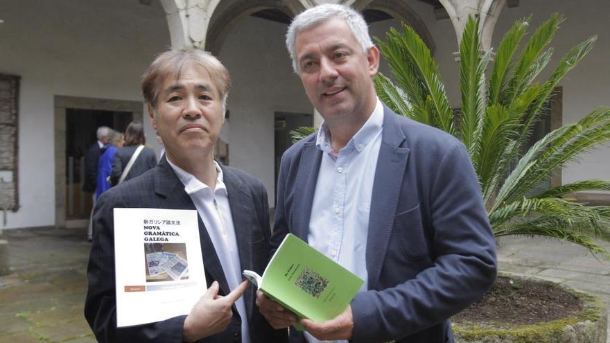 Valentín García posa con el profesor japonés Takekazu Asaka // Xoan Alvarez