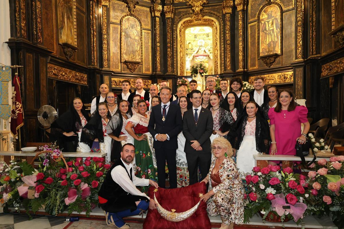 Coros y Danzas 'Virgen de las Huertas' tras recibir el reconocimiento.