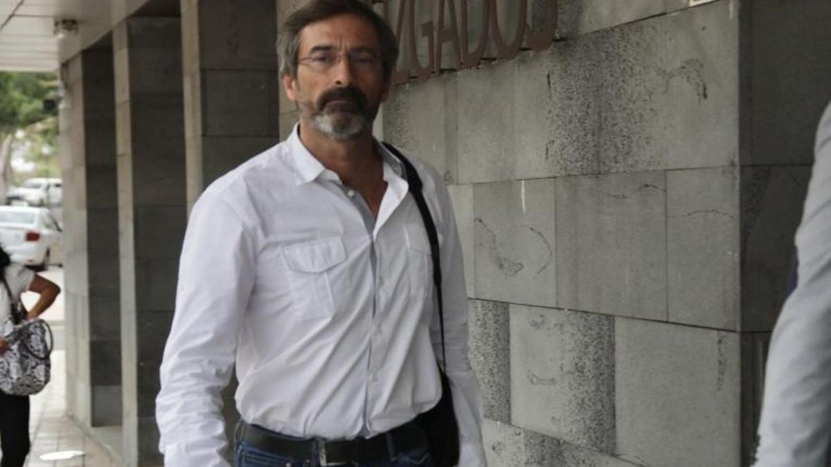 Pedro San Ginés, entrando en el Palacio de Justicia de Arrecife.