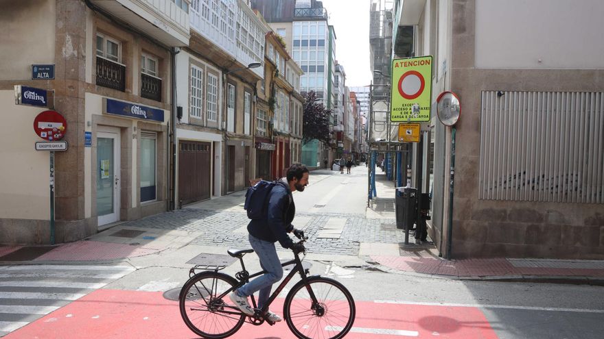 Las multas siguen en la calle Orzán 15 años después de su peatonalización