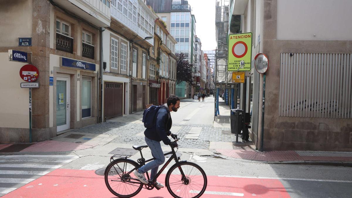 Señal y cámara al inicio de la zona peatonal de la calle Orzán