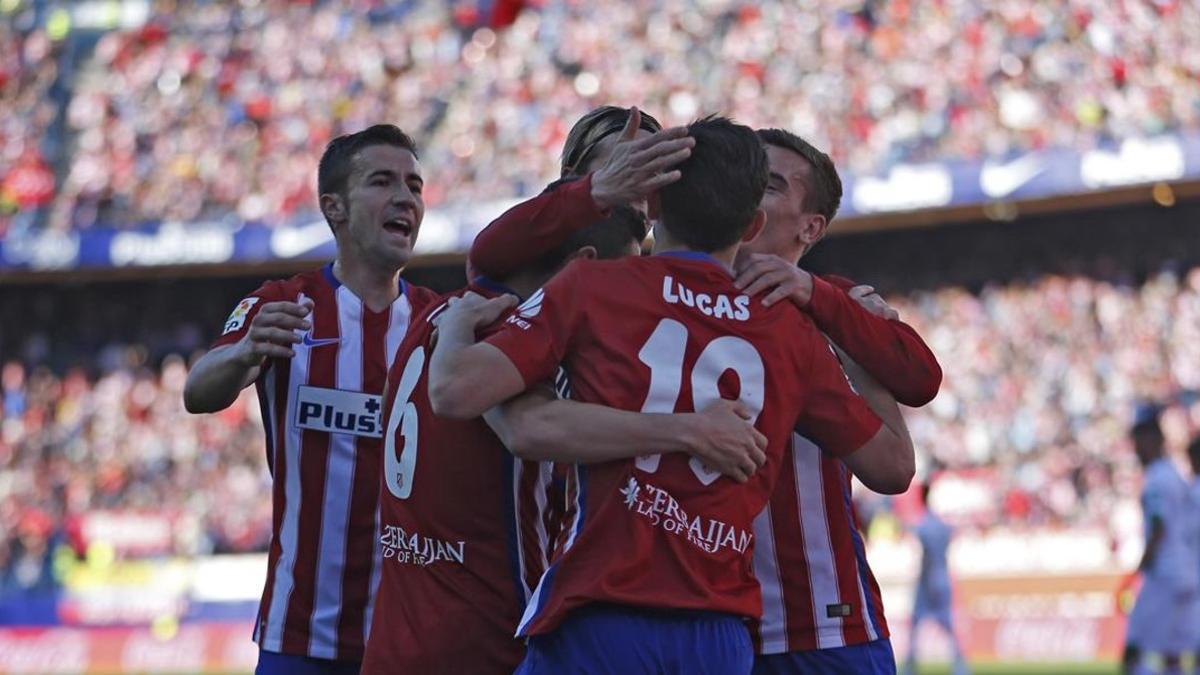 Los jugadores del Atlético celebran el gol de Koke