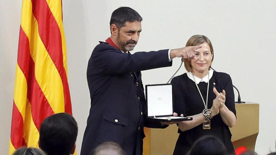 Forcadell entrega la Medalla de Honor a Trapero.