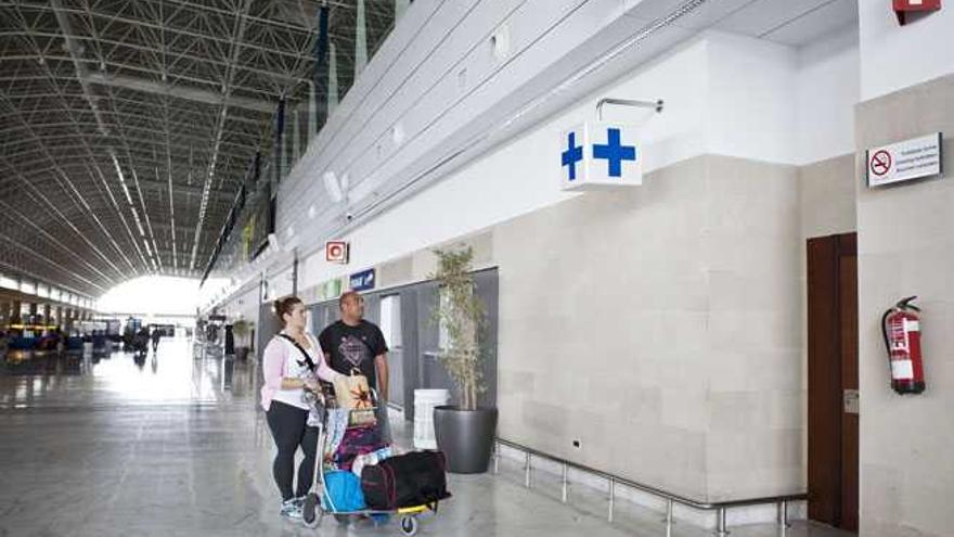 Imagen de archivo de una pareja delante del Servicio Médico del aeropuerto.