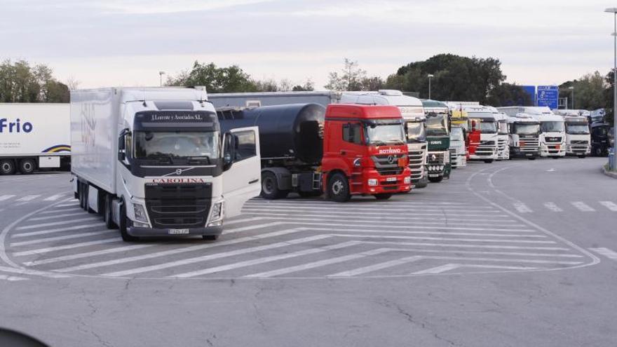 Camions estacionats  a una àrea de servei de l’AP-7 en una imatge d’arxiu.  | MARC MARTÍ